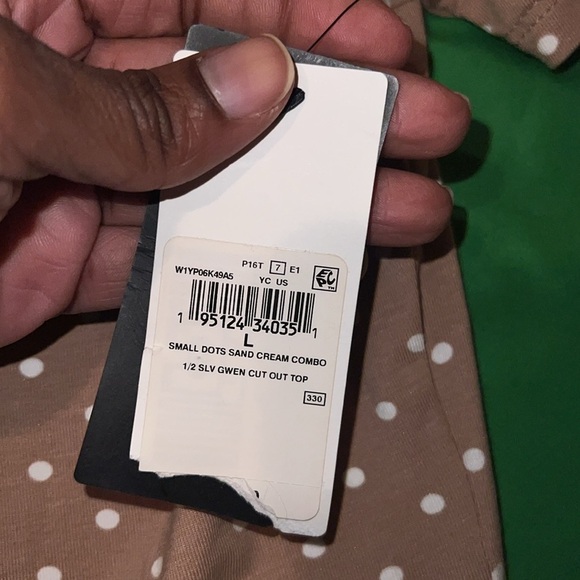 NWT Guess Tan and White Cut Out Blouse with Peter Pan Collar size Large - Picture 7 of 9